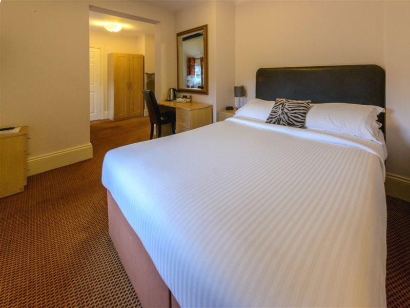 Oyo White Horse Hotel Storrington Exterior photo