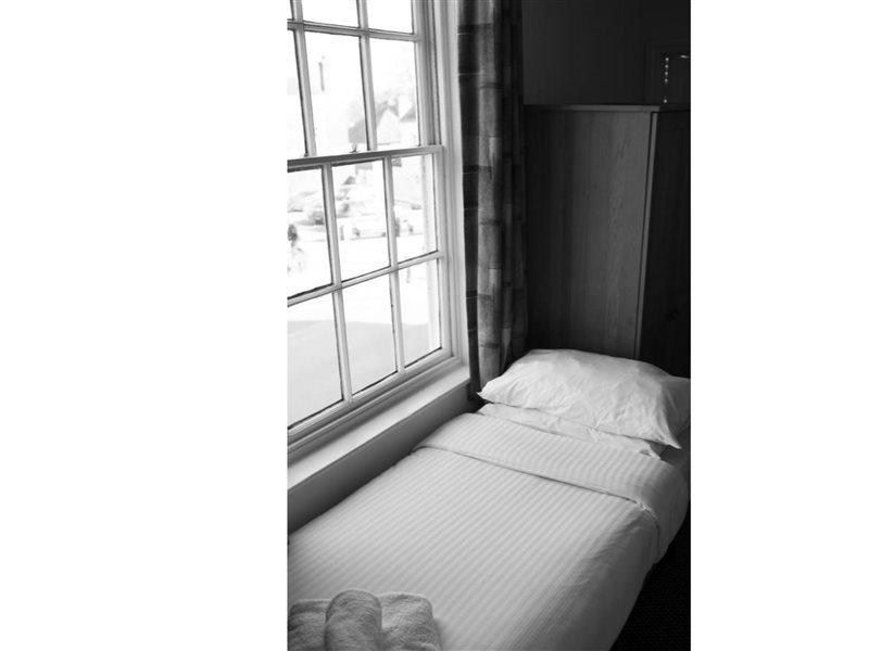 Oyo White Horse Hotel Storrington Exterior photo