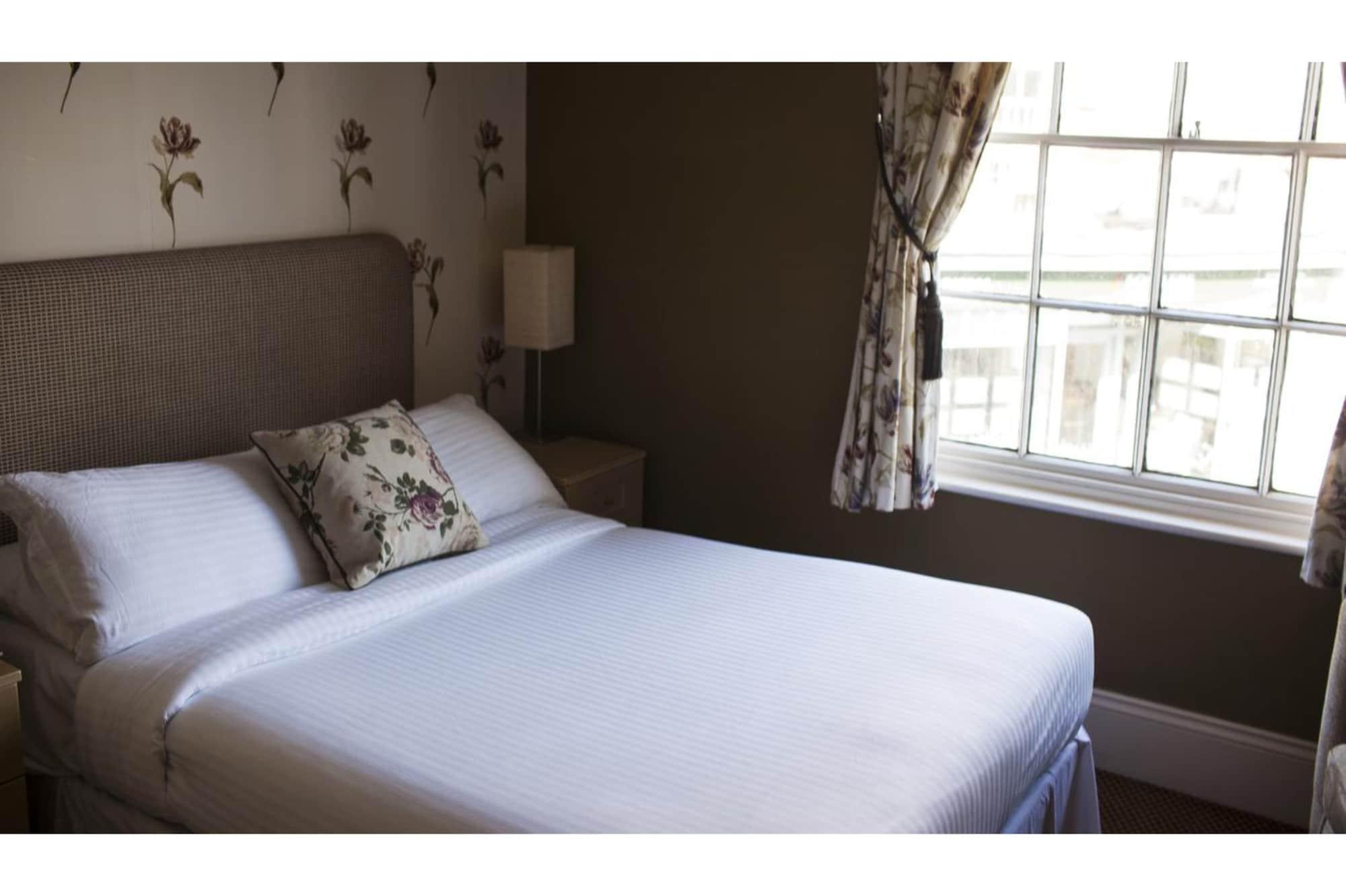 Oyo White Horse Hotel Storrington Exterior photo