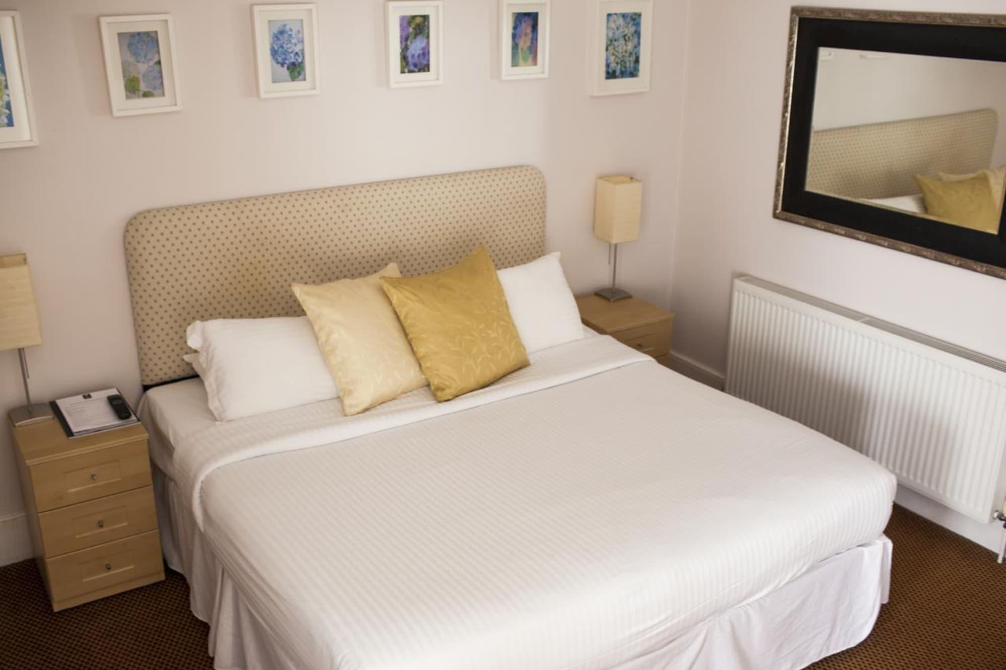 Oyo White Horse Hotel Storrington Exterior photo