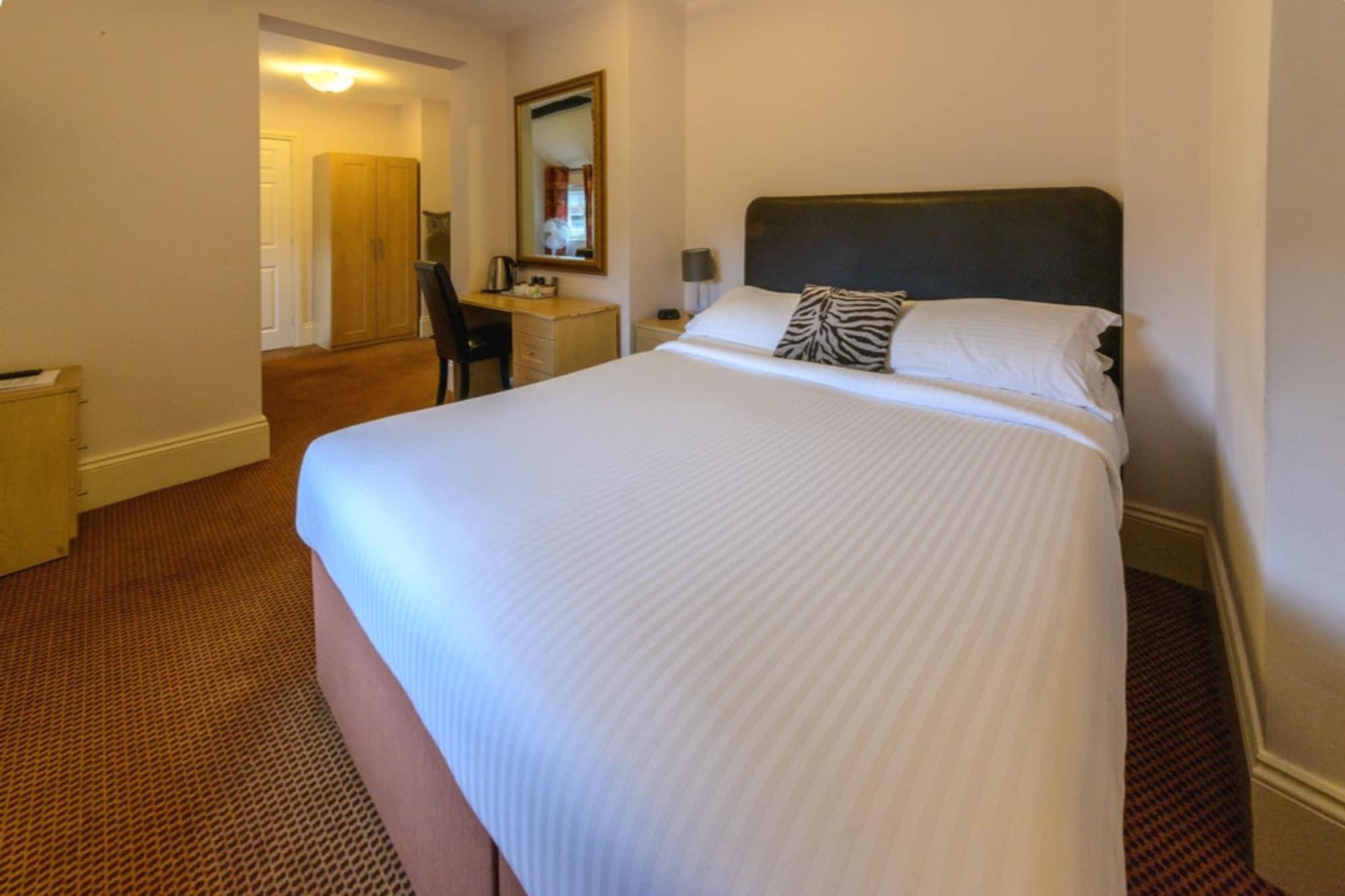 Oyo White Horse Hotel Storrington Exterior photo