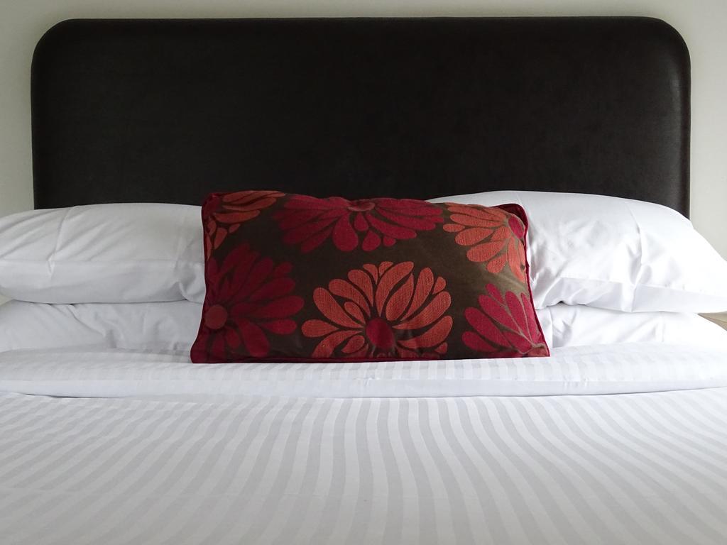 Oyo White Horse Hotel Storrington Room photo