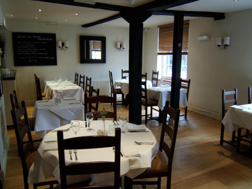 Oyo White Horse Hotel Storrington Exterior photo