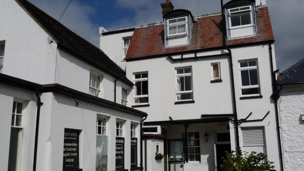 Oyo White Horse Hotel Storrington Exterior photo
