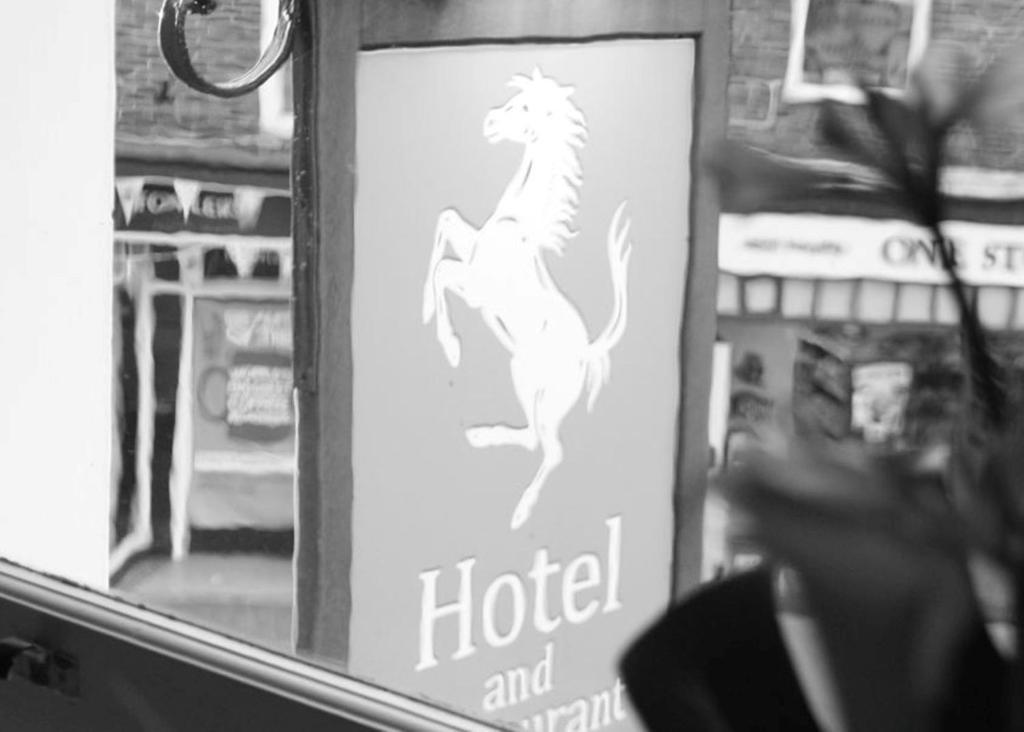 Oyo White Horse Hotel Storrington Exterior photo